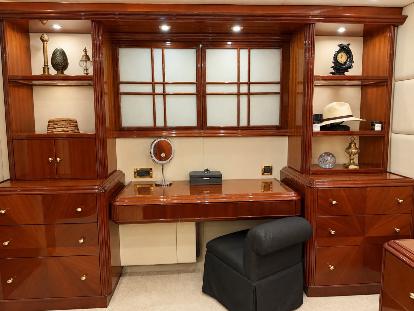 2002 Lazzara Yachts 80 Skylounge