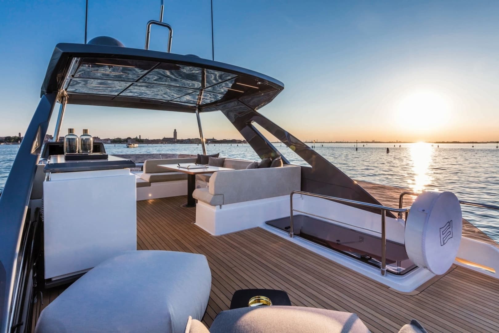2026 Ferretti Yachts 670