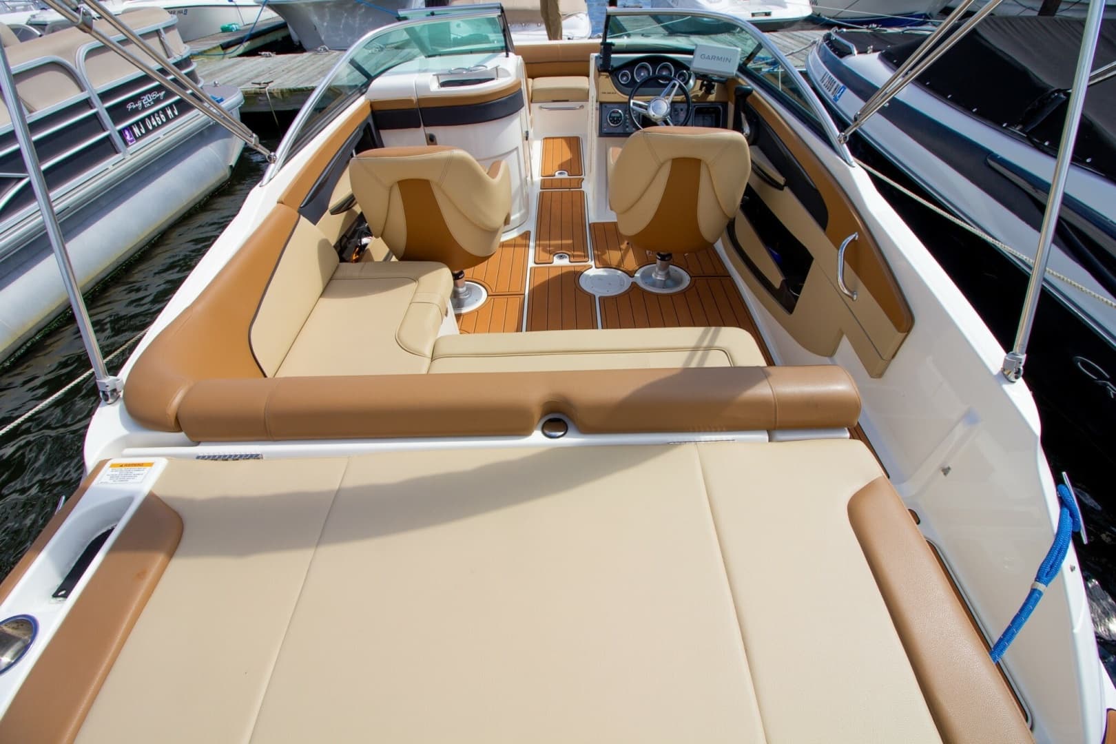 2015 Sea Ray 220 Sundeck