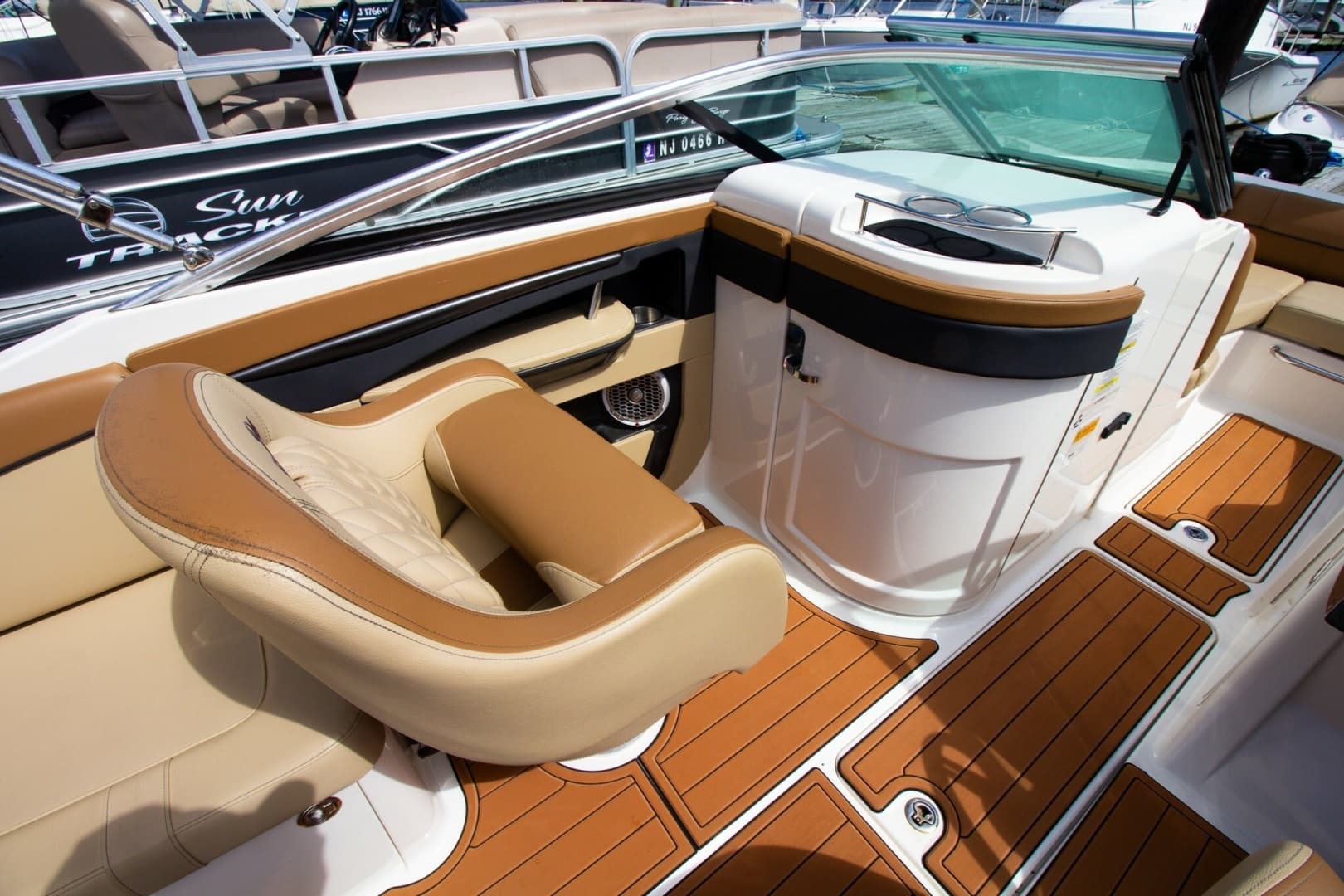 2015 Sea Ray 220 Sundeck