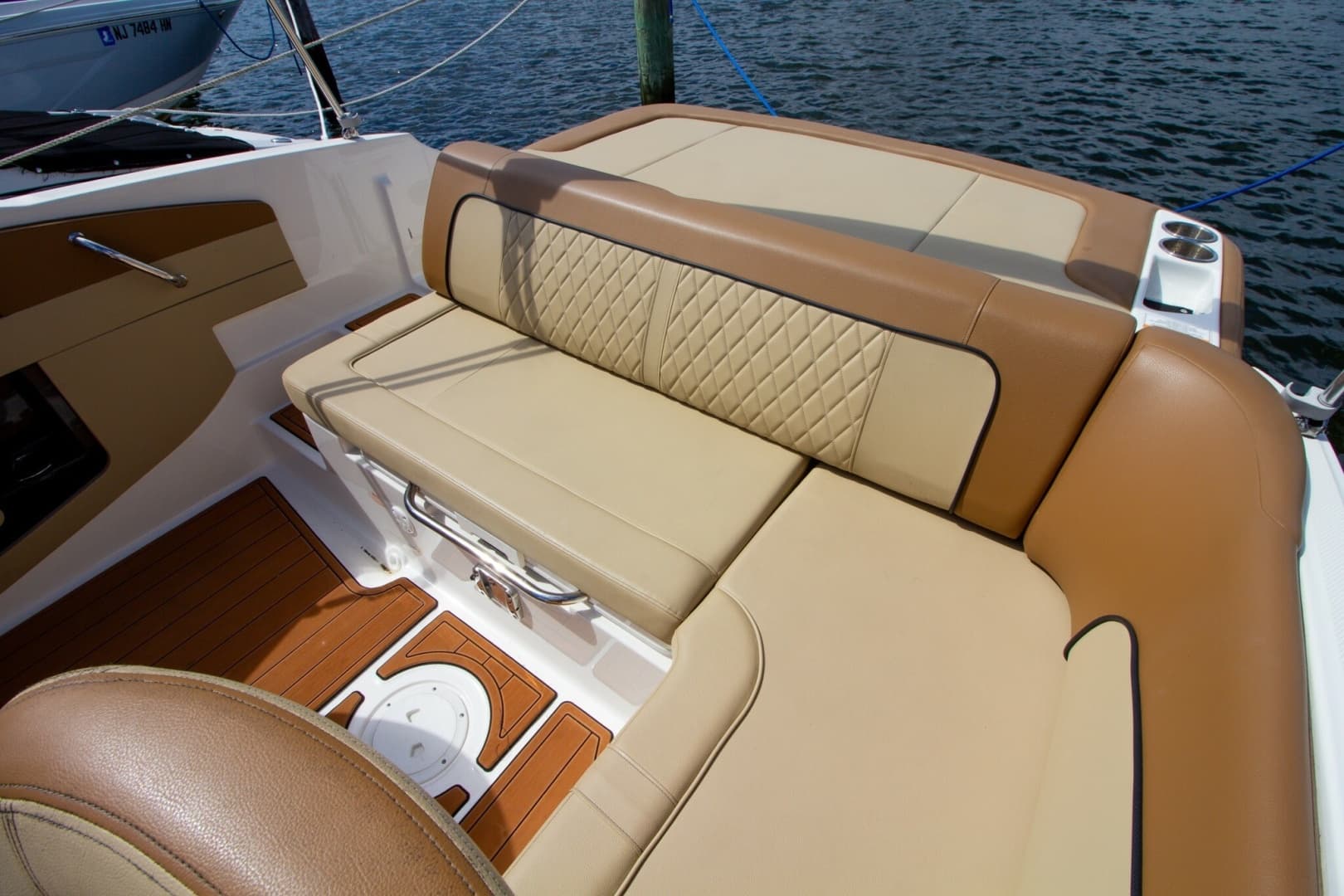 2015 Sea Ray 220 Sundeck