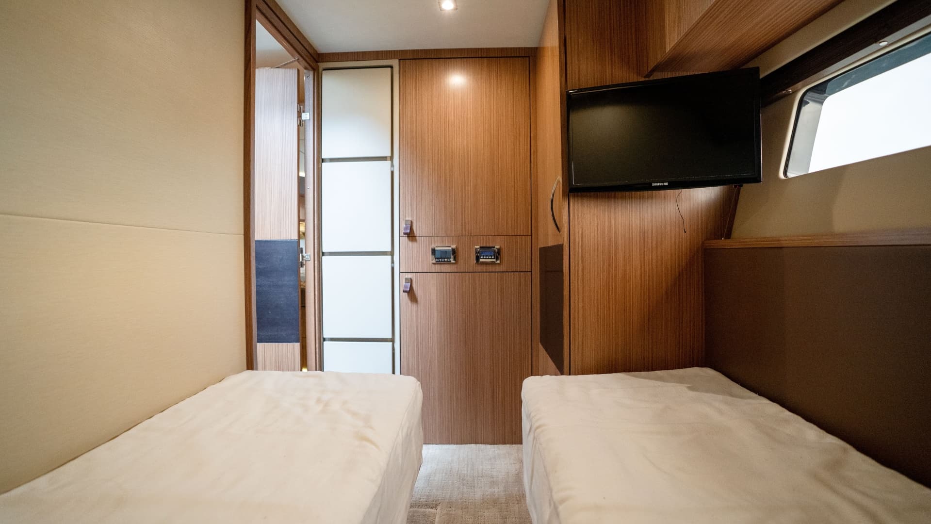2016 Sea Ray L590