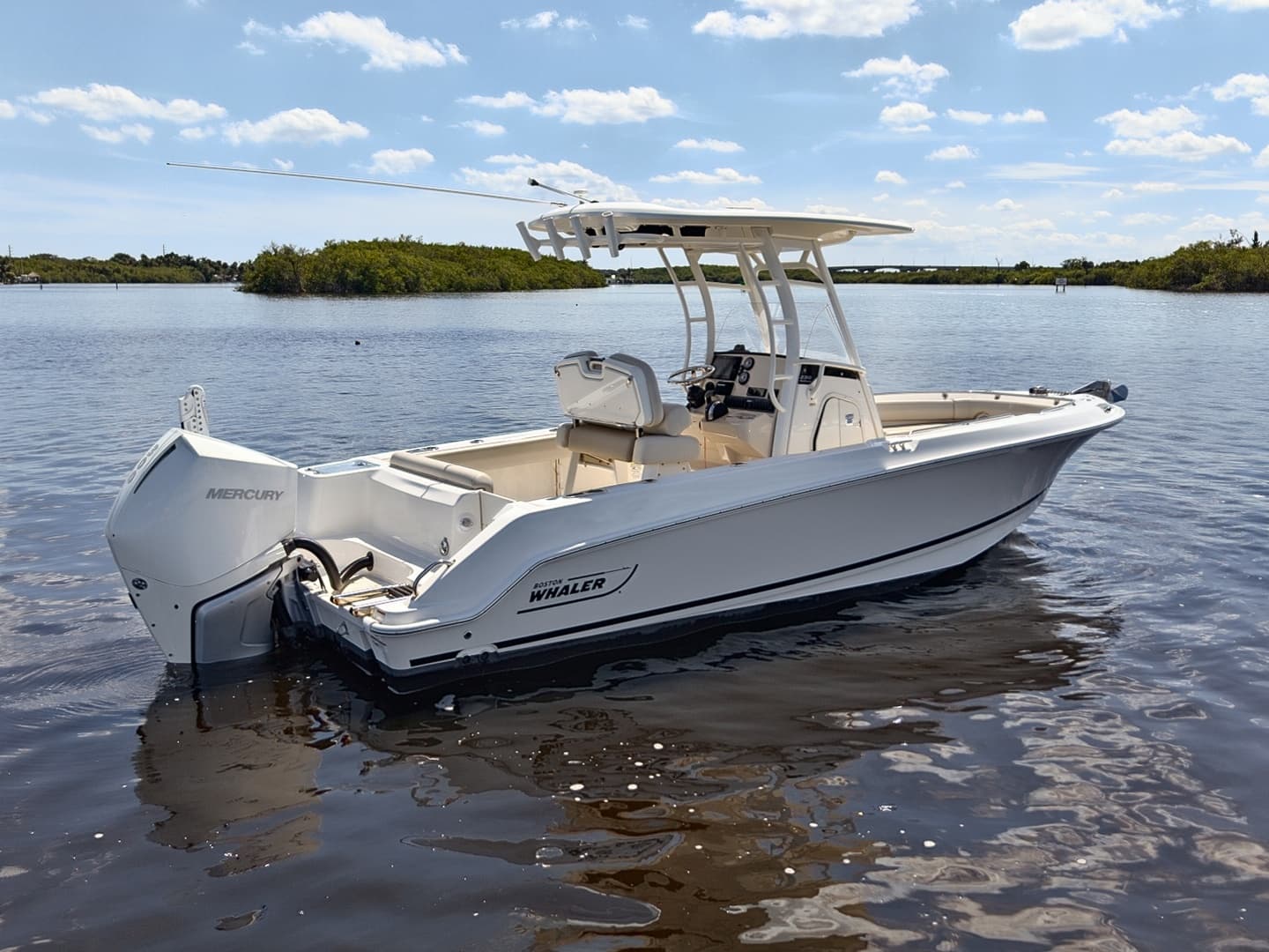 2022 Boston Whaler 230 Outrage