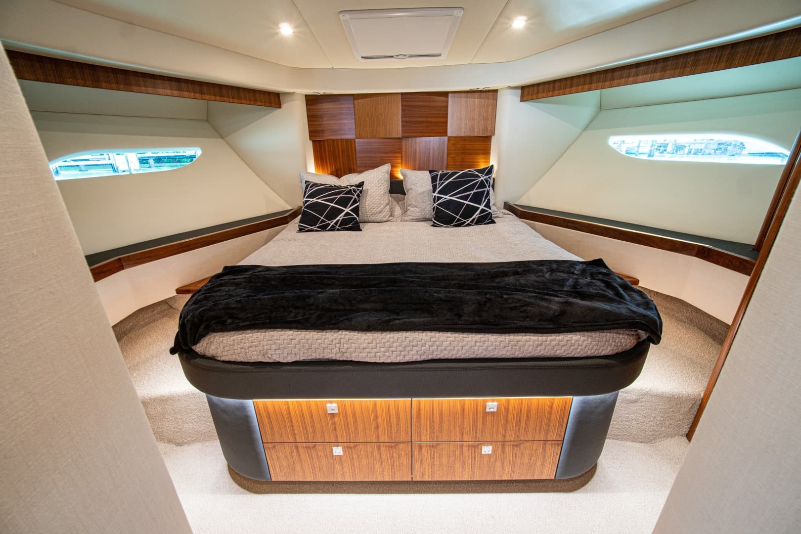 2015 Riviera 6000 Sport Yacht