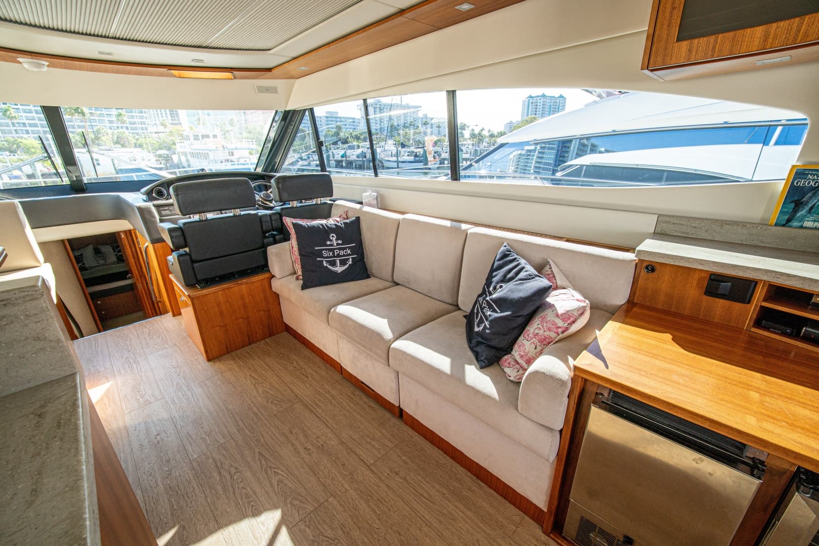 2015 Riviera 6000 Sport Yacht