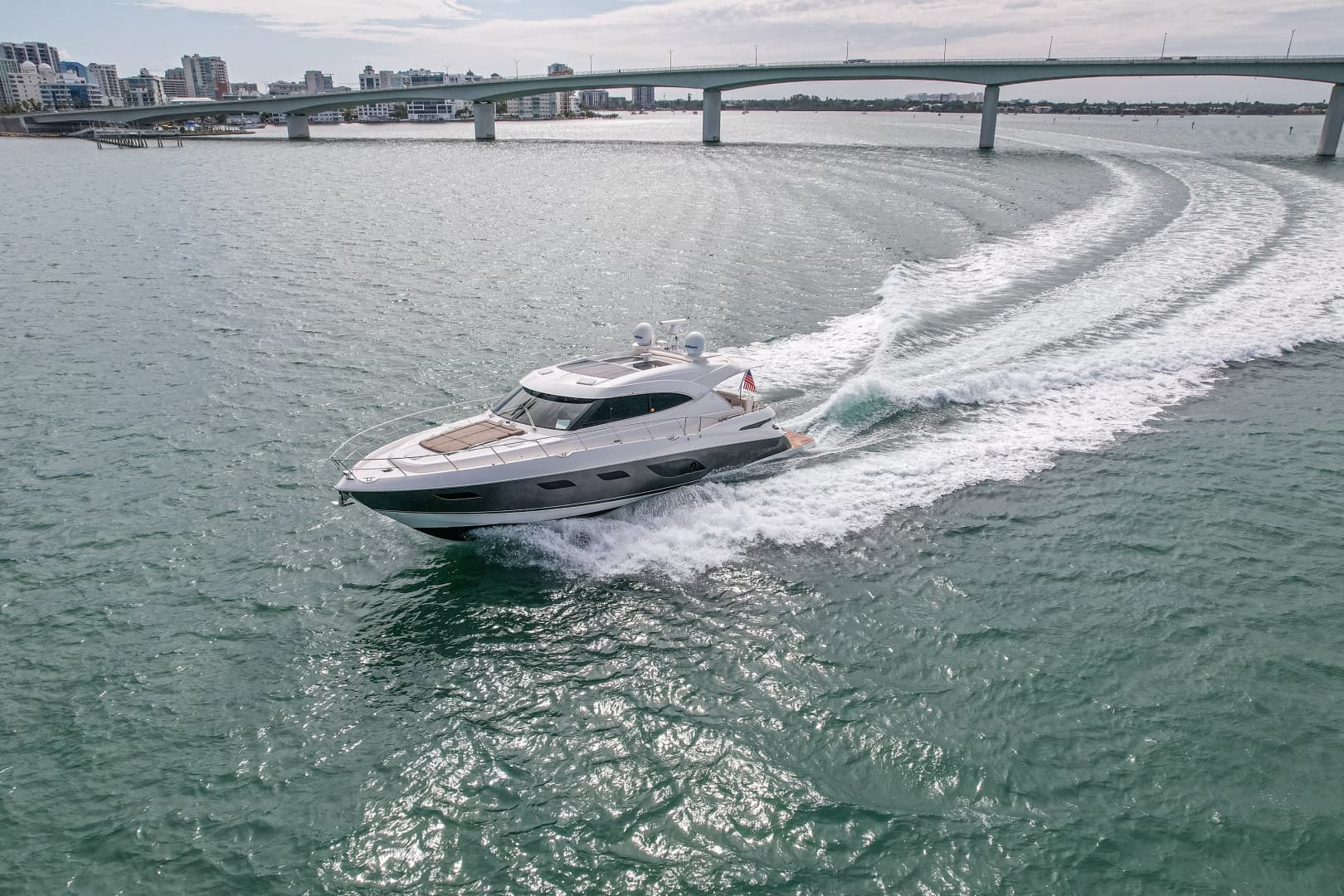 2015 Riviera 6000 Sport Yacht