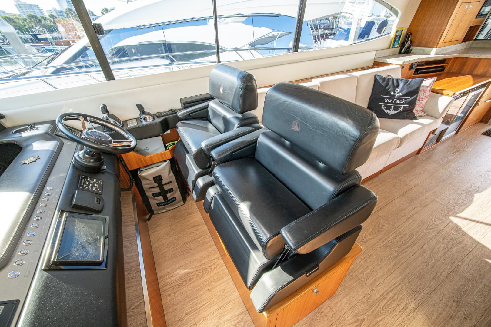 2015 Riviera 6000 Sport Yacht