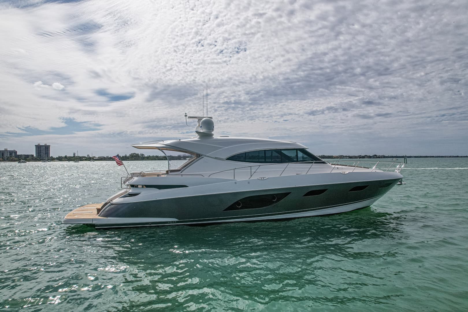 2015 Riviera 6000 Sport Yacht