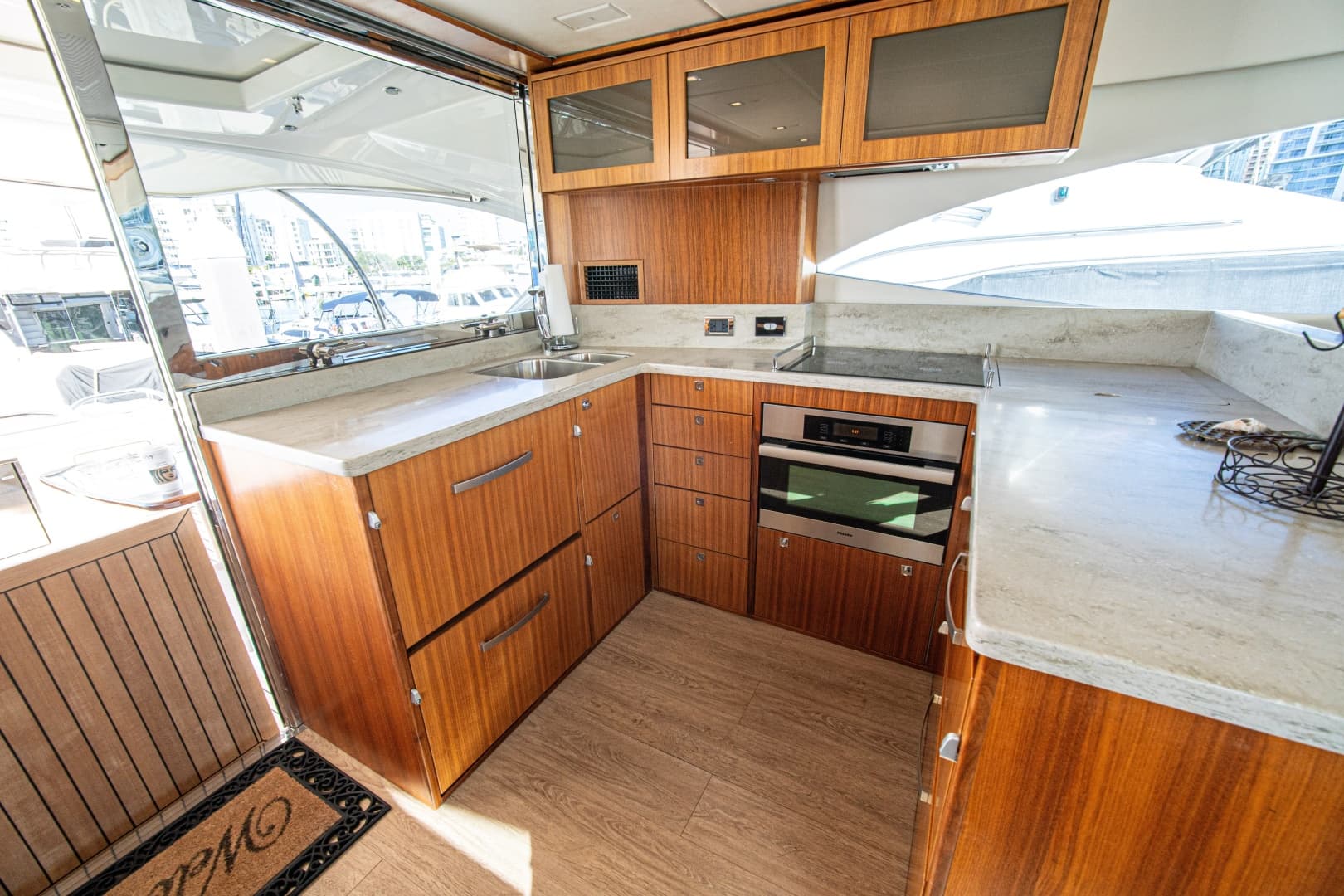 2015 Riviera 6000 Sport Yacht