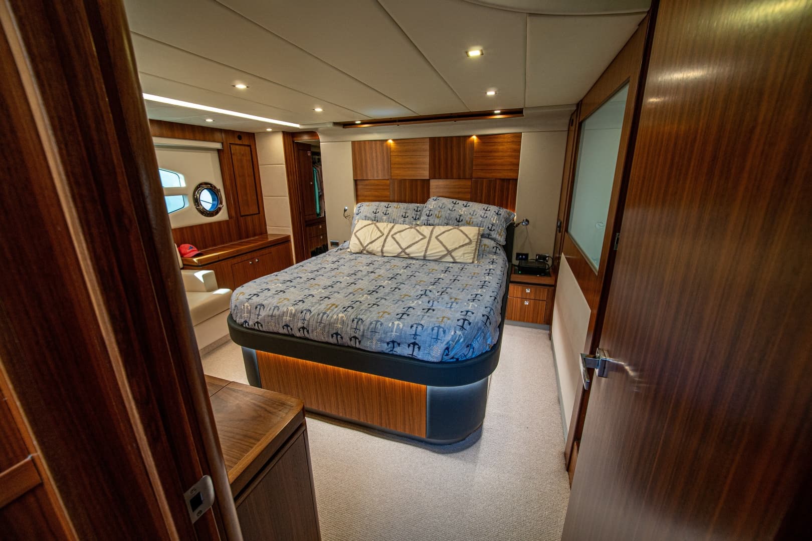 2015 Riviera 6000 Sport Yacht