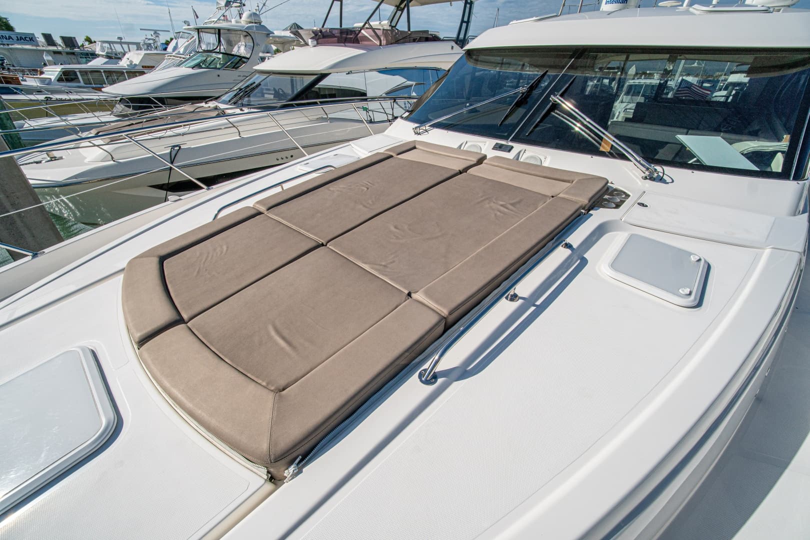 2015 Riviera 6000 Sport Yacht