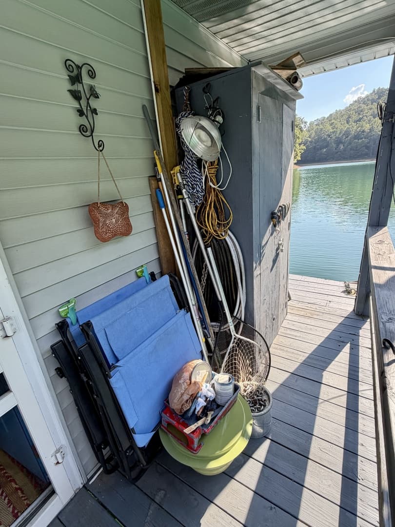 1994 Custom 20 x 33 Floating Cabin - Approx 613sqft