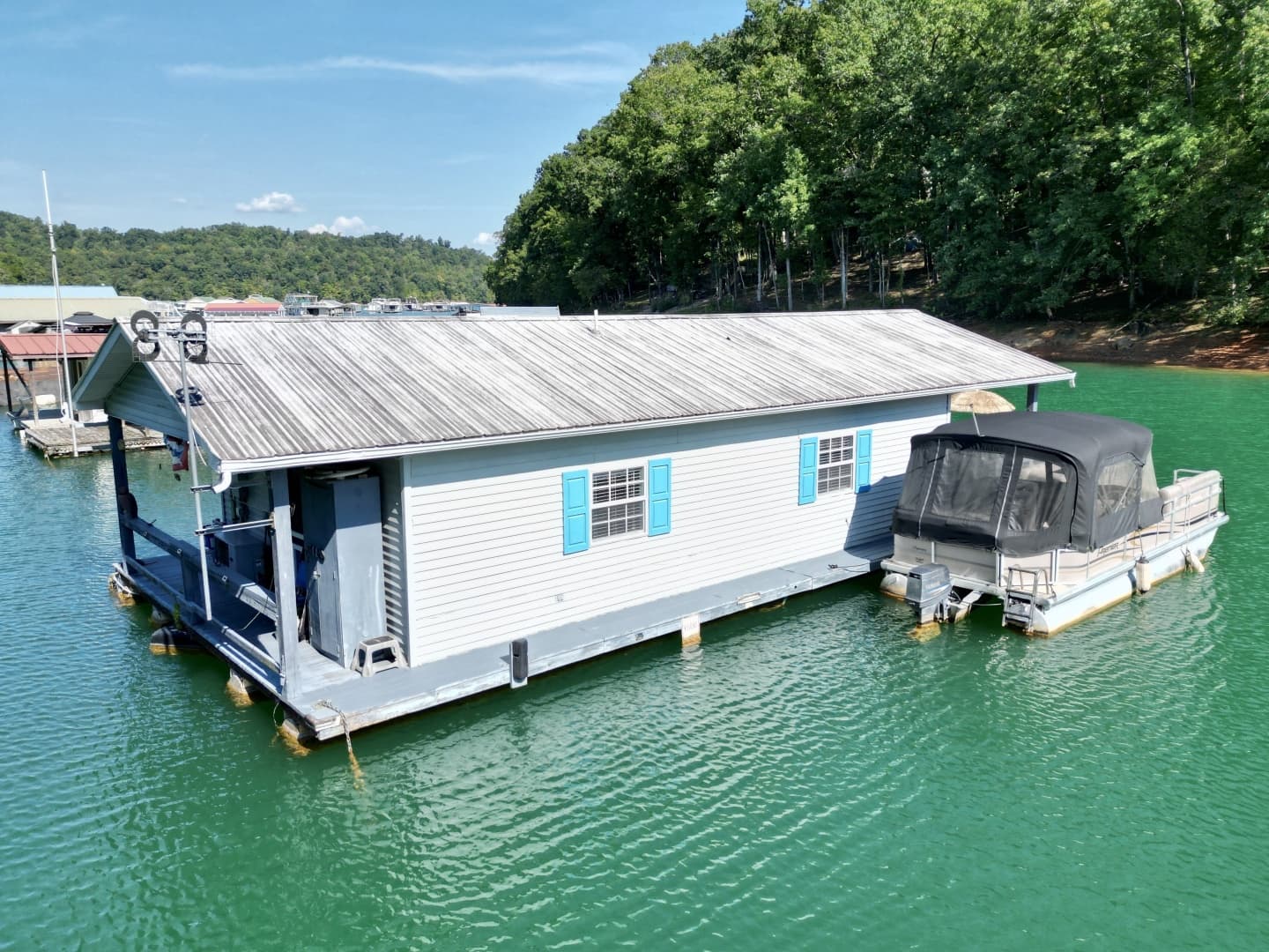 1994 Custom 20 x 33 Floating Cabin - Approx 613sqft