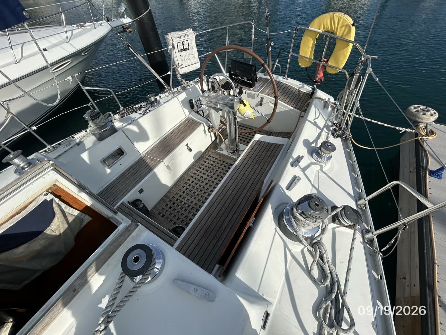 42' Beneteau cockpit aft2