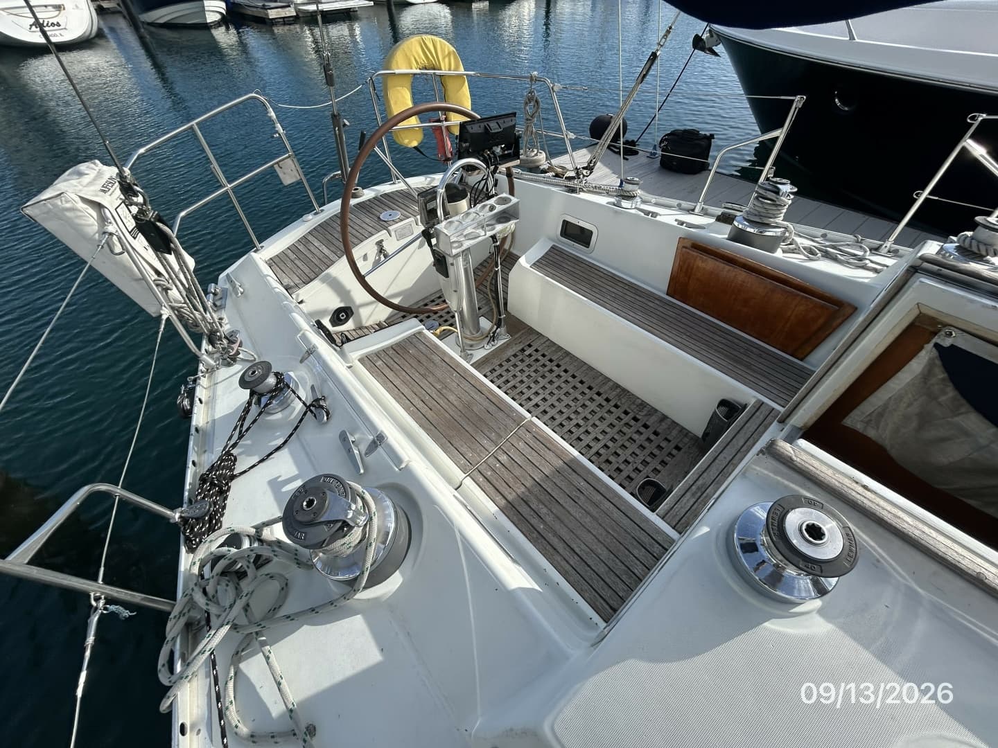 42' Beneteau cockpit aft1