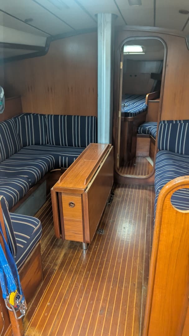 42' Beneteau salon table