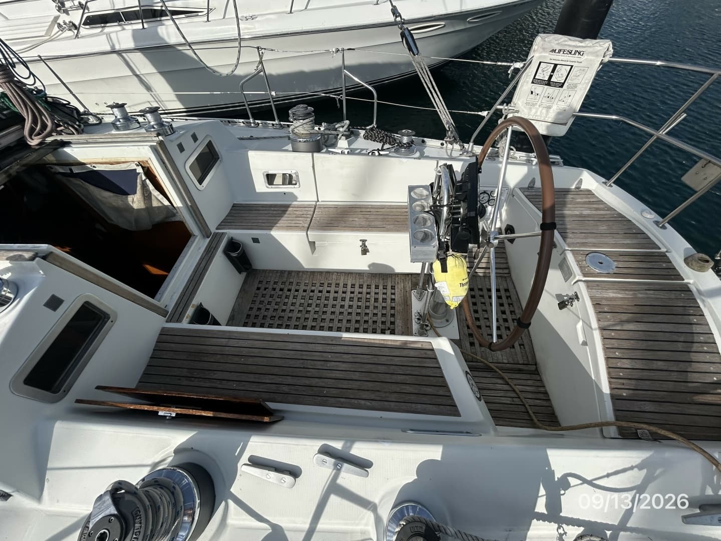 42' Beneteau cockpit starboard