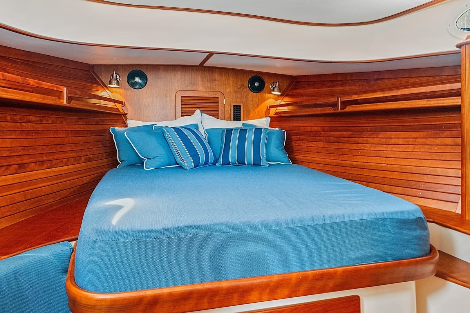 2018 Hinckley Picnic Boat 37 MKIII