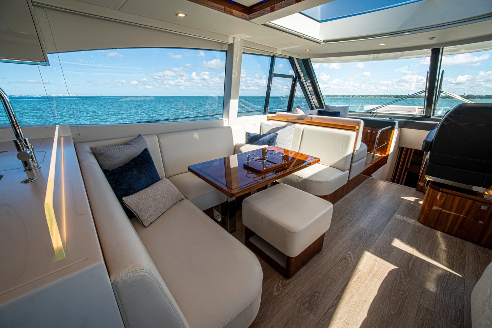 2025 Riviera 6800 Sport Yacht Platinum Edition