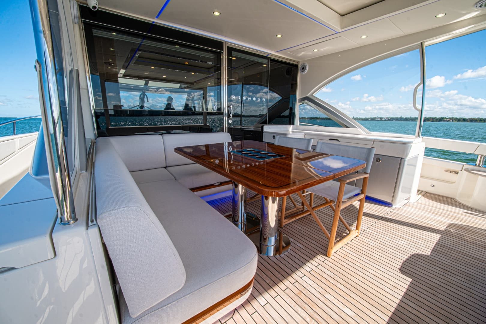 2025 Riviera 6800 Sport Yacht Platinum Edition