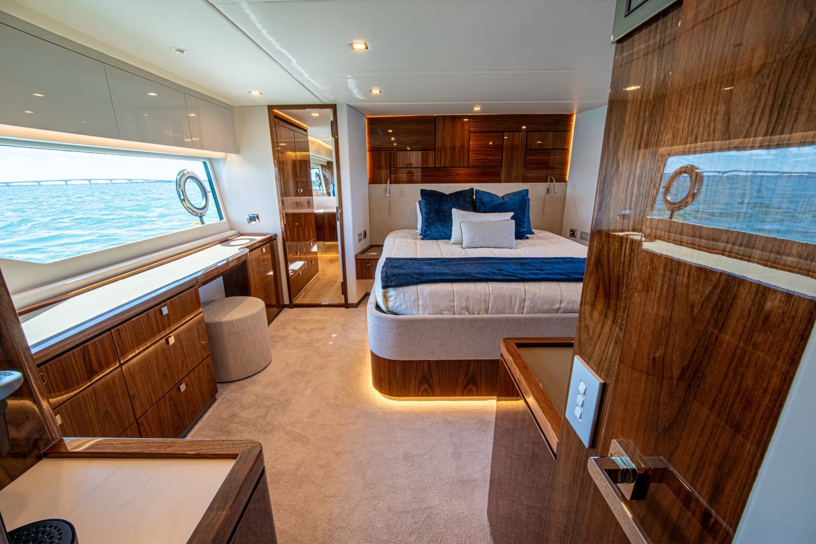 2025 Riviera 6800 Sport Yacht Platinum Edition