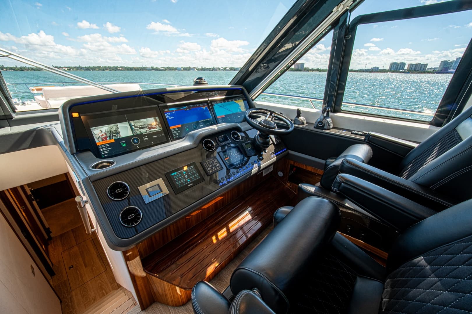 2025 Riviera 6800 Sport Yacht Platinum Edition