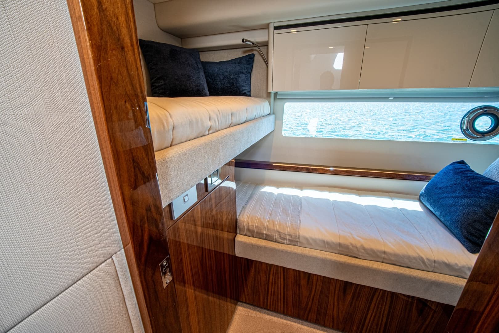 2025 Riviera 6800 Sport Yacht Platinum Edition