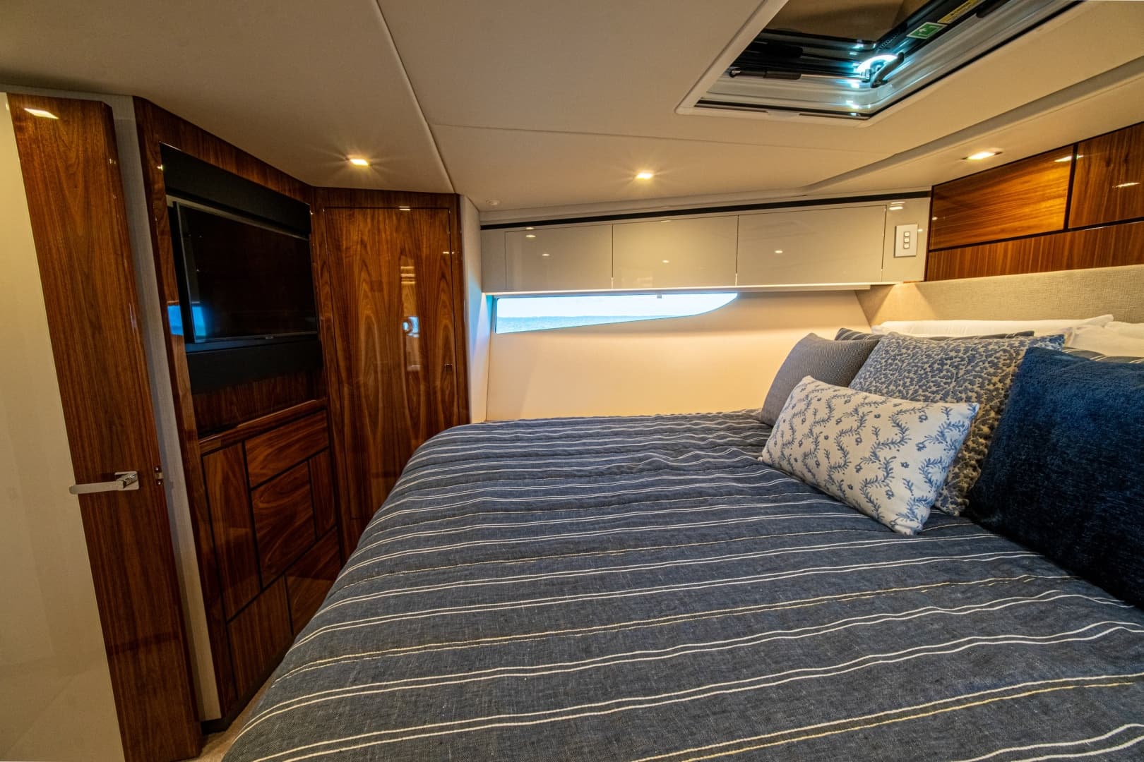 2025 Riviera 6800 Sport Yacht Platinum Edition