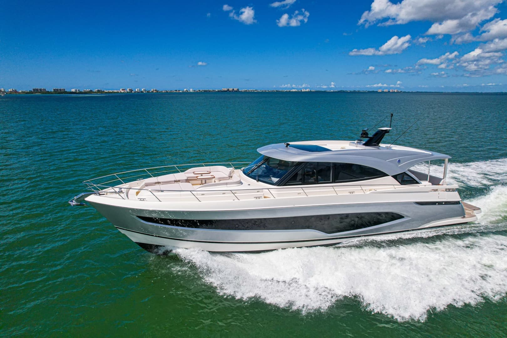 2025 Riviera 6800 Sport Yacht Platinum Edition