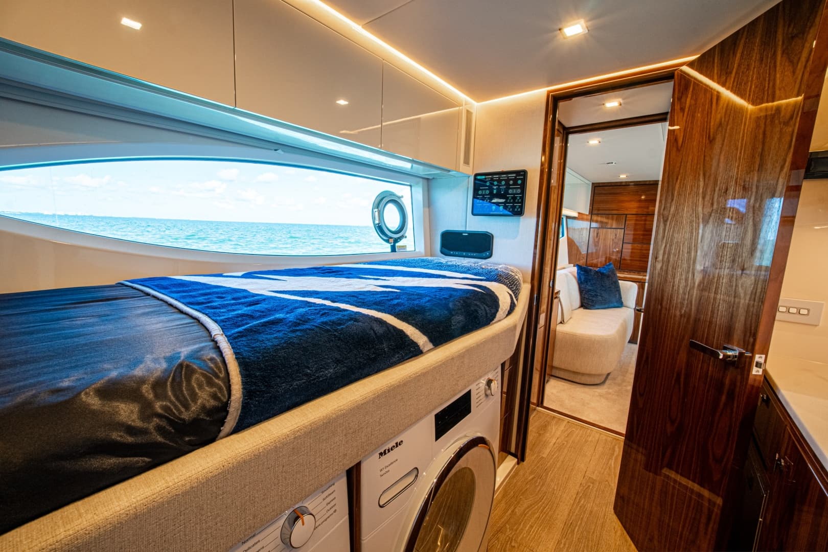 2025 Riviera 6800 Sport Yacht Platinum Edition