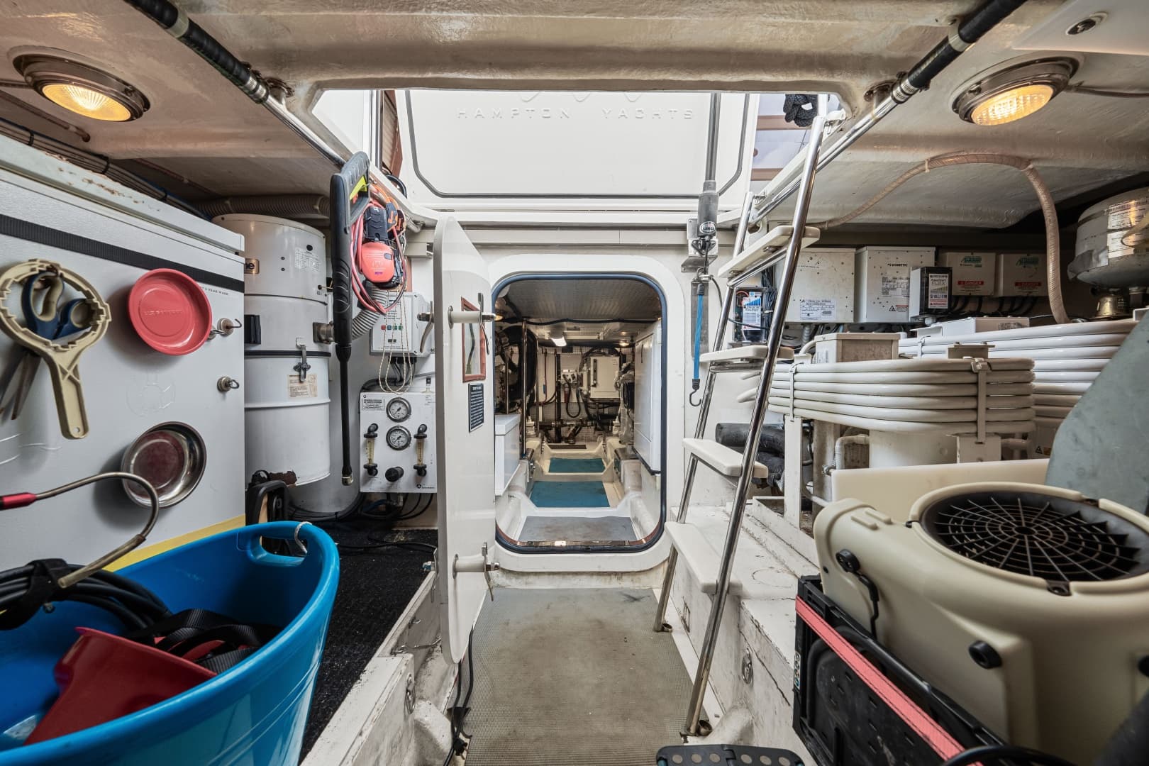 2005 Hampton 558 Pilothouse