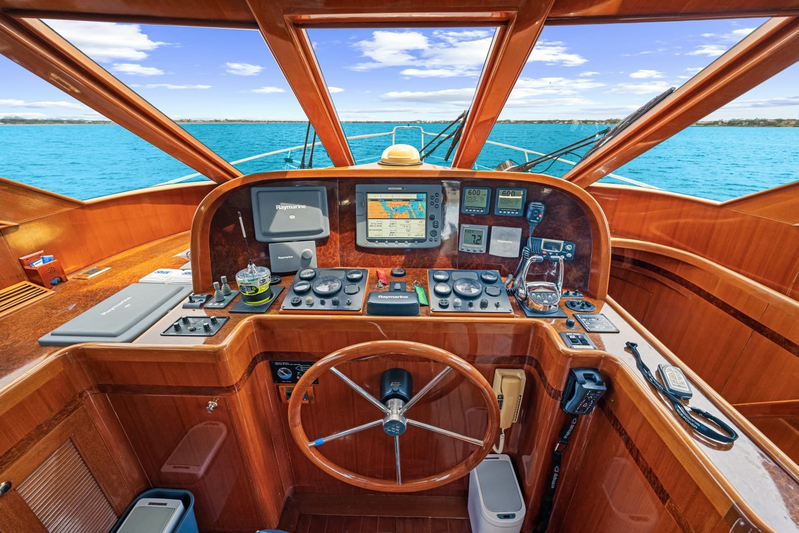 2005 Hampton 558 Pilothouse