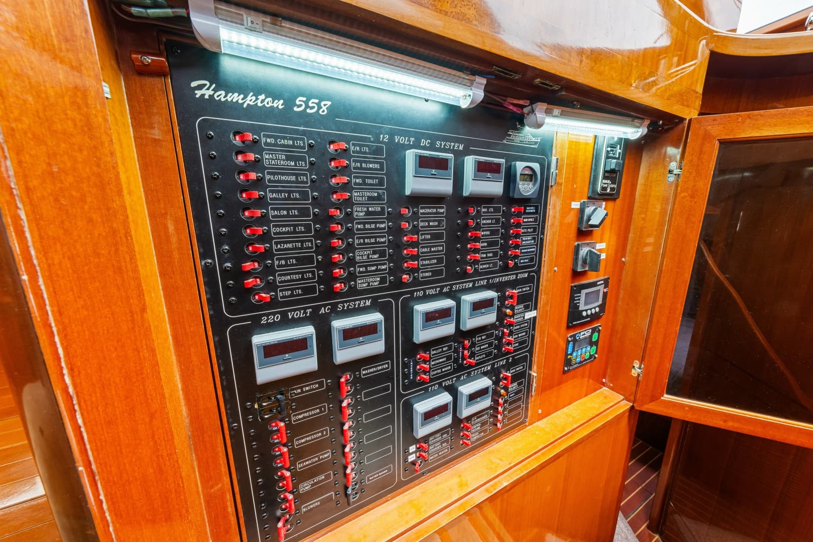 2005 Hampton 558 Pilothouse