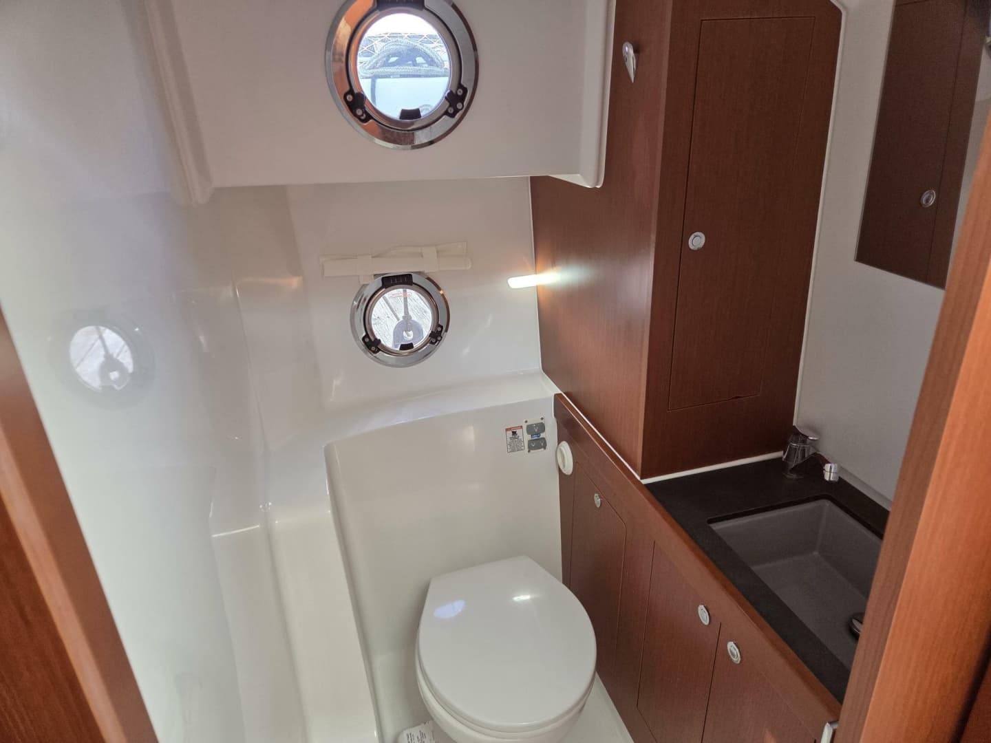 Hed with sink and toilet