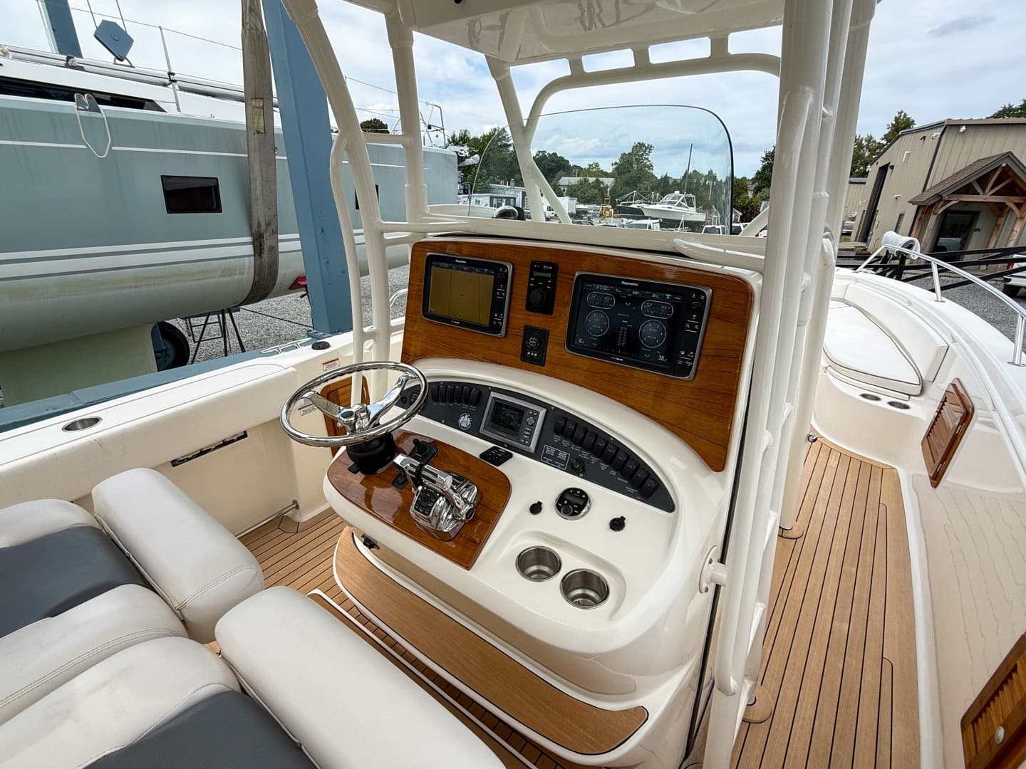 2013 Boston Whaler Justice 32