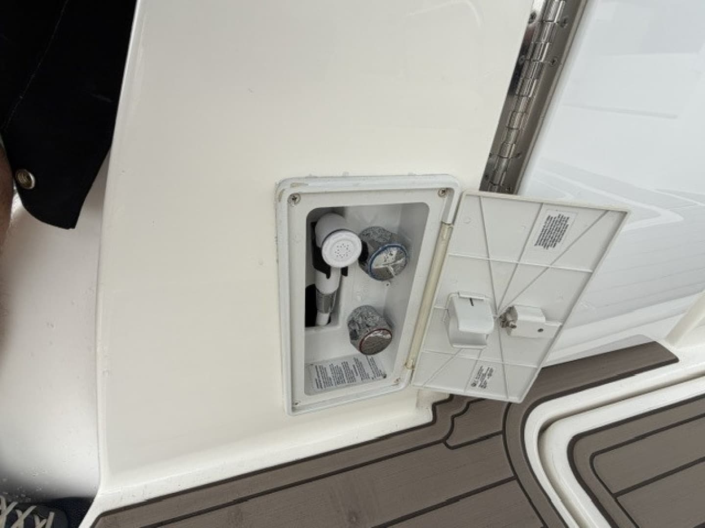 Transom hot/cold shower