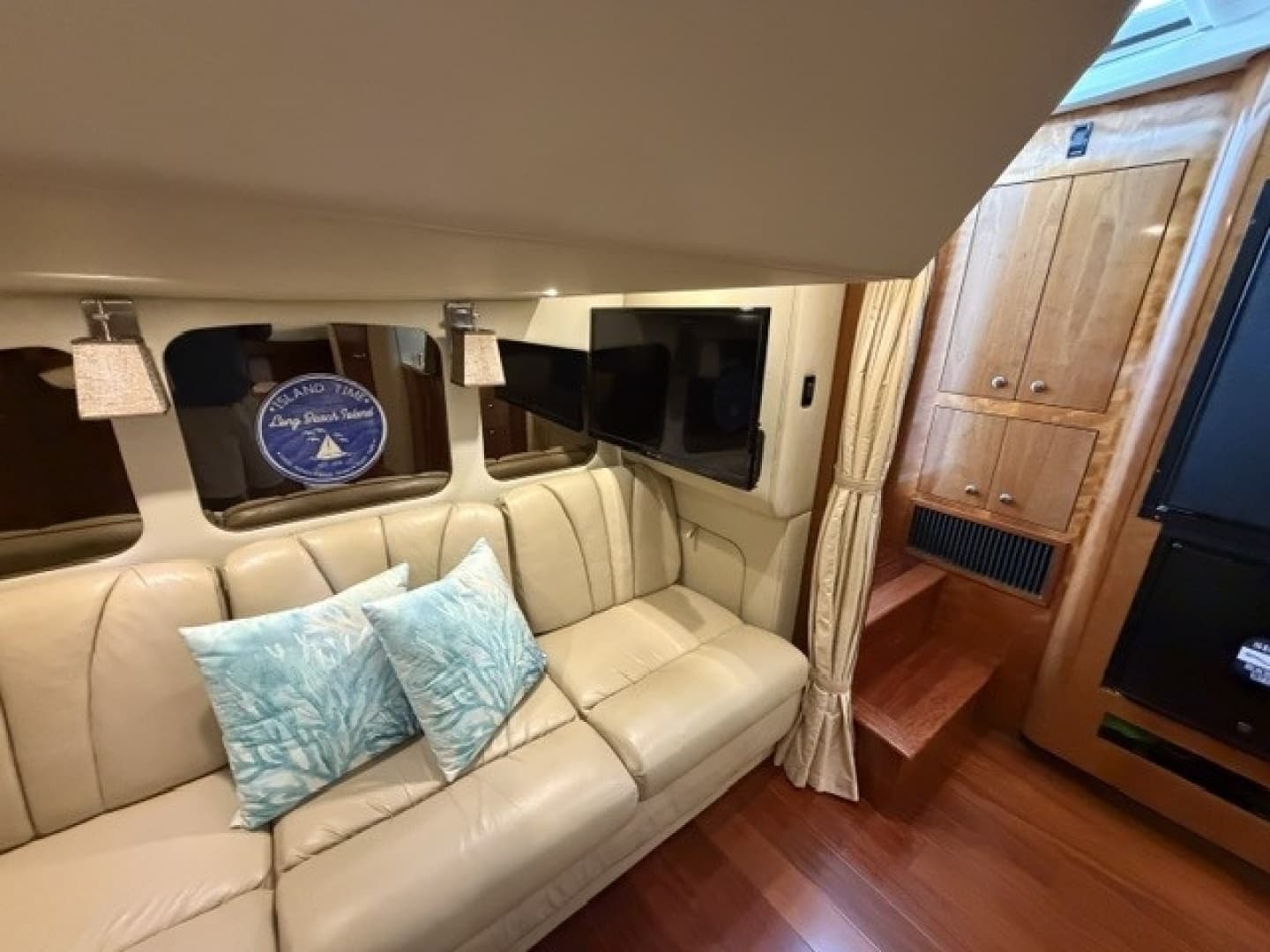 Salon aft sofa bed