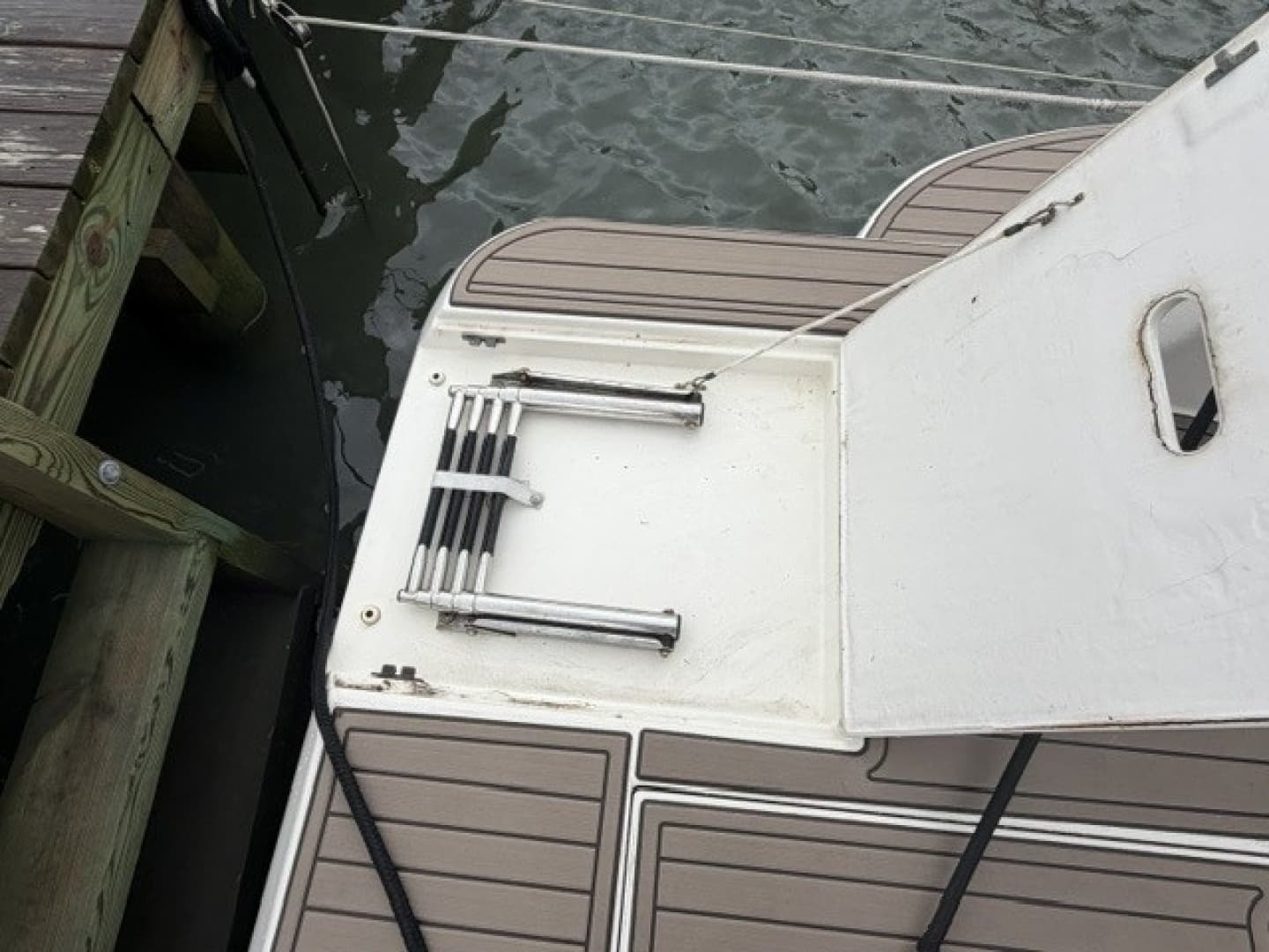 Swimdeck boarding ladder