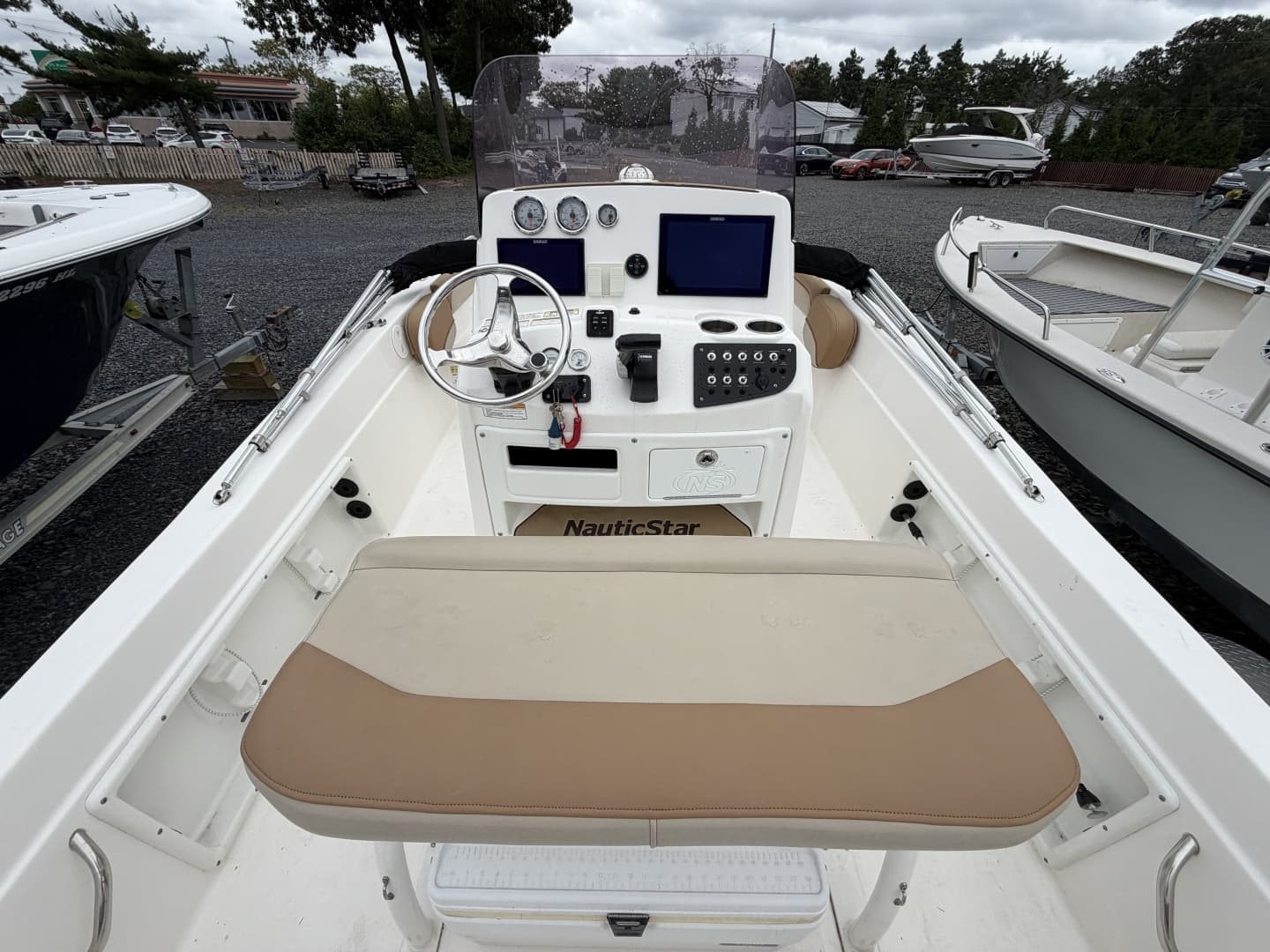 2023 NauticStar 211 Hybrid