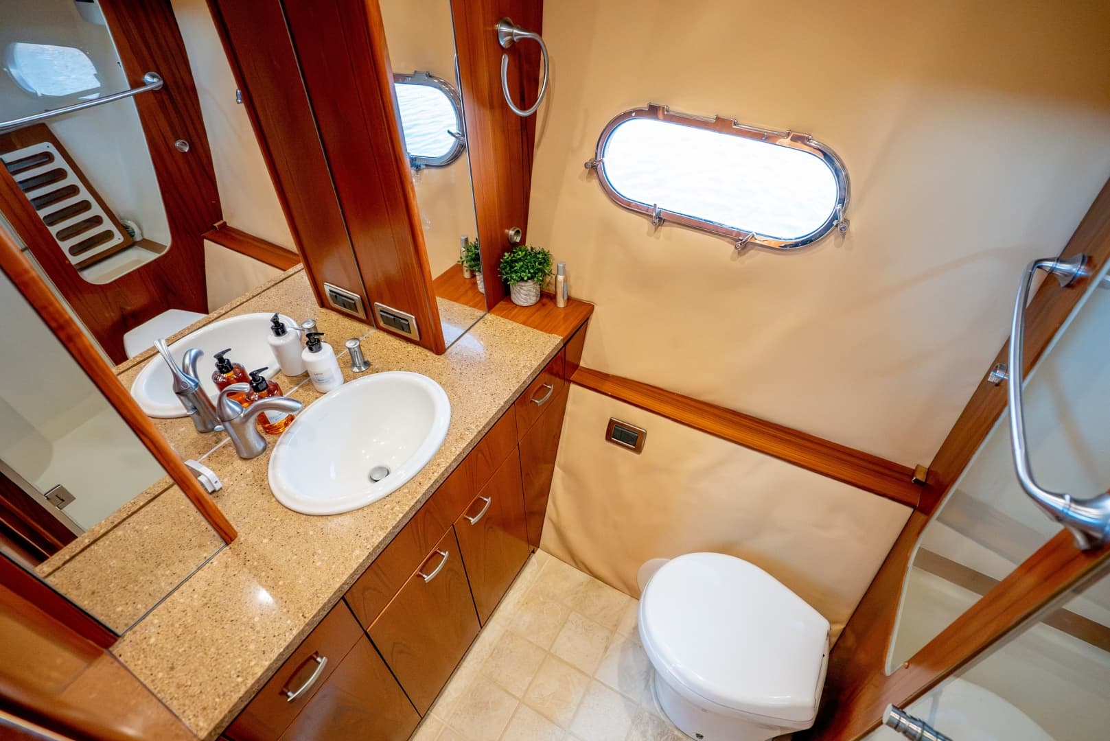 2009 Tiara Yachts 5800 Sovran