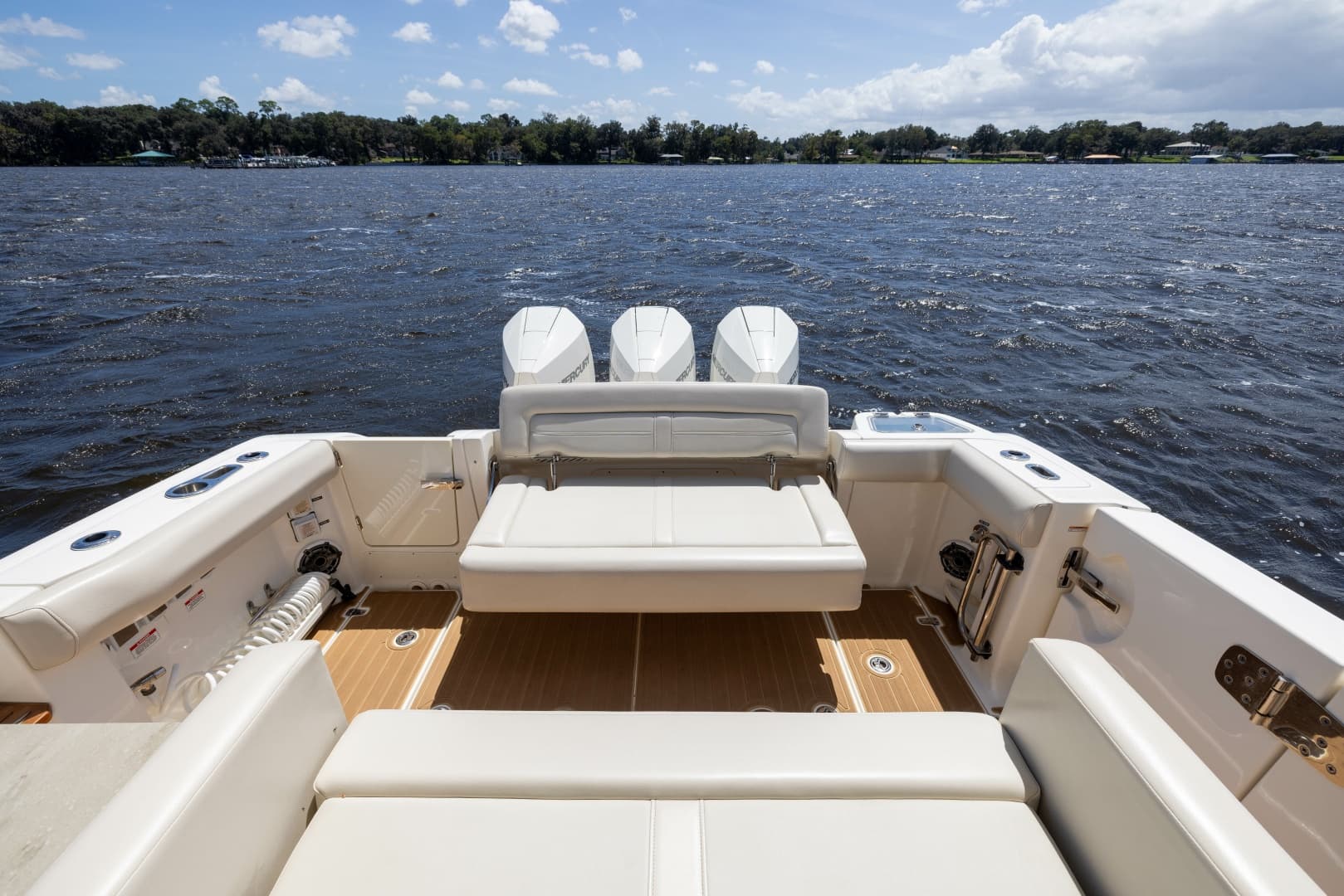 2021 Boston Whaler Realm