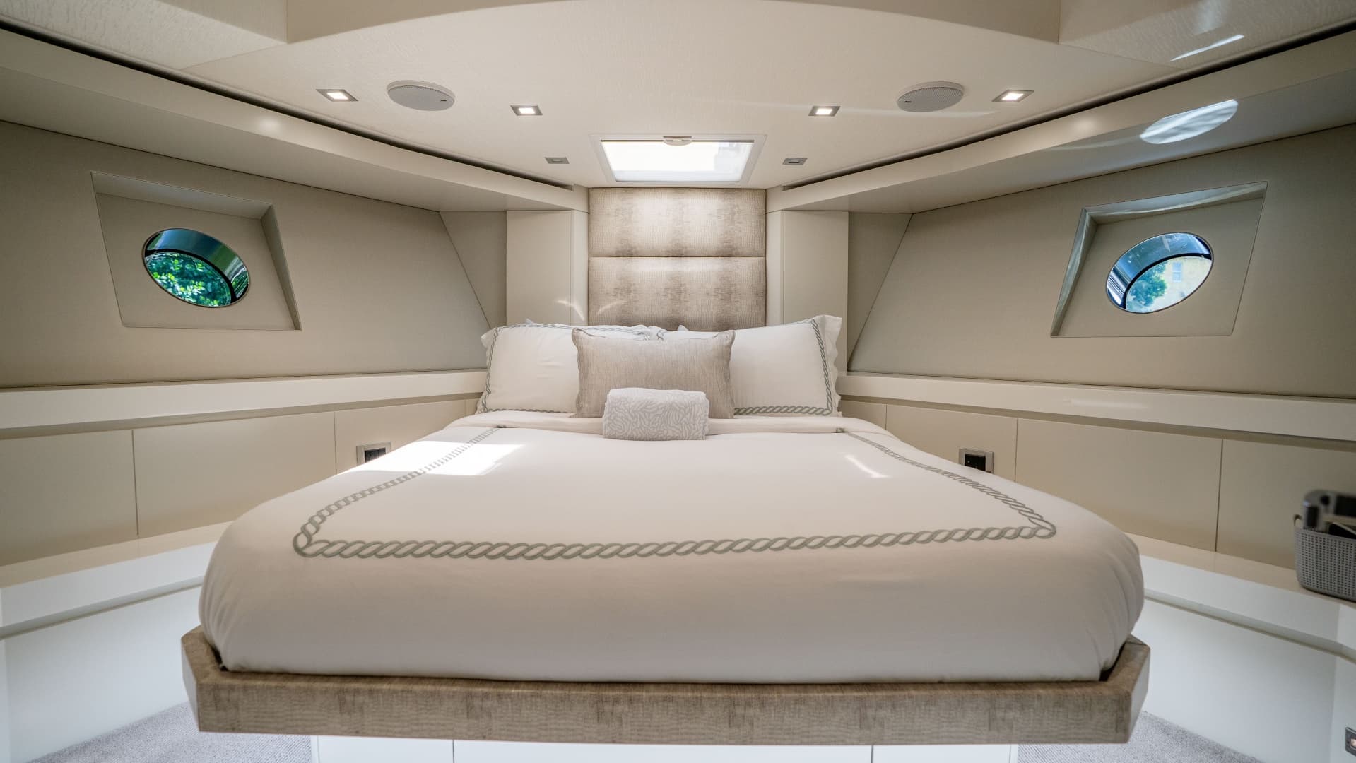 2018 Hatteras M75