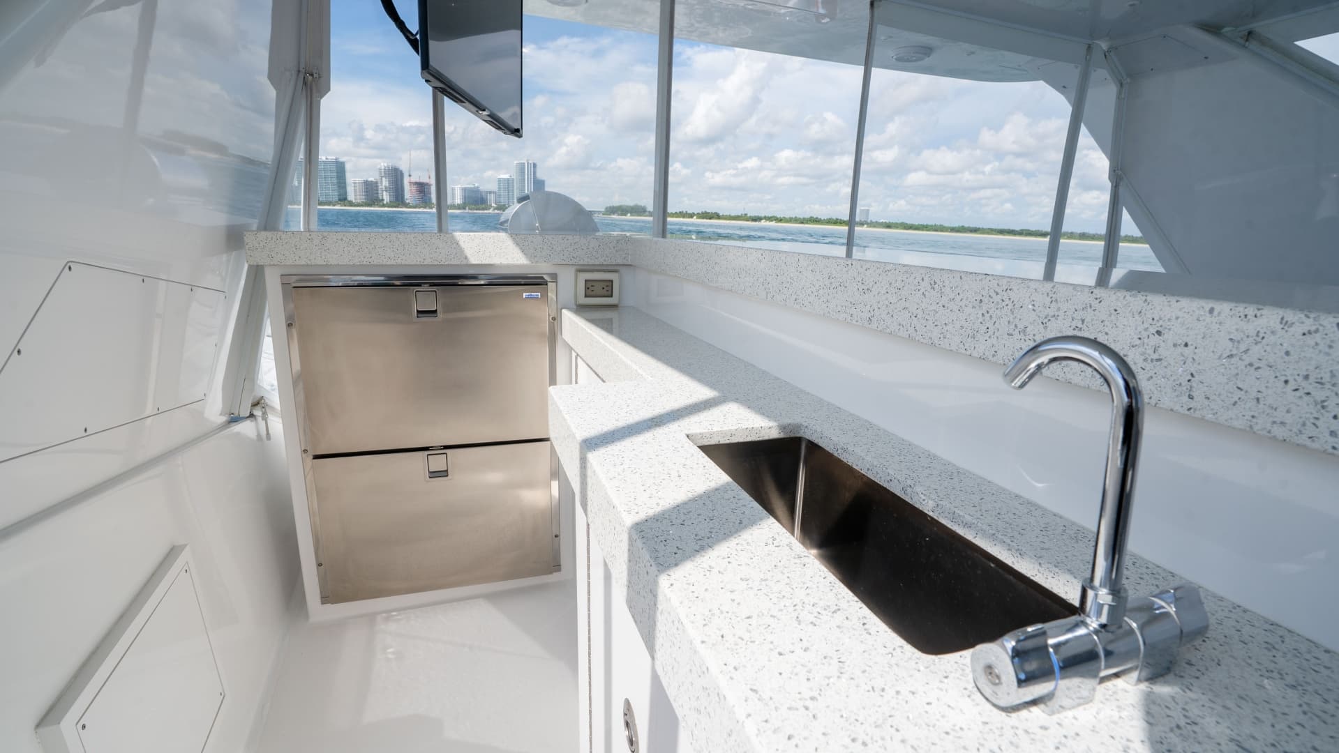 2018 Hatteras M75
