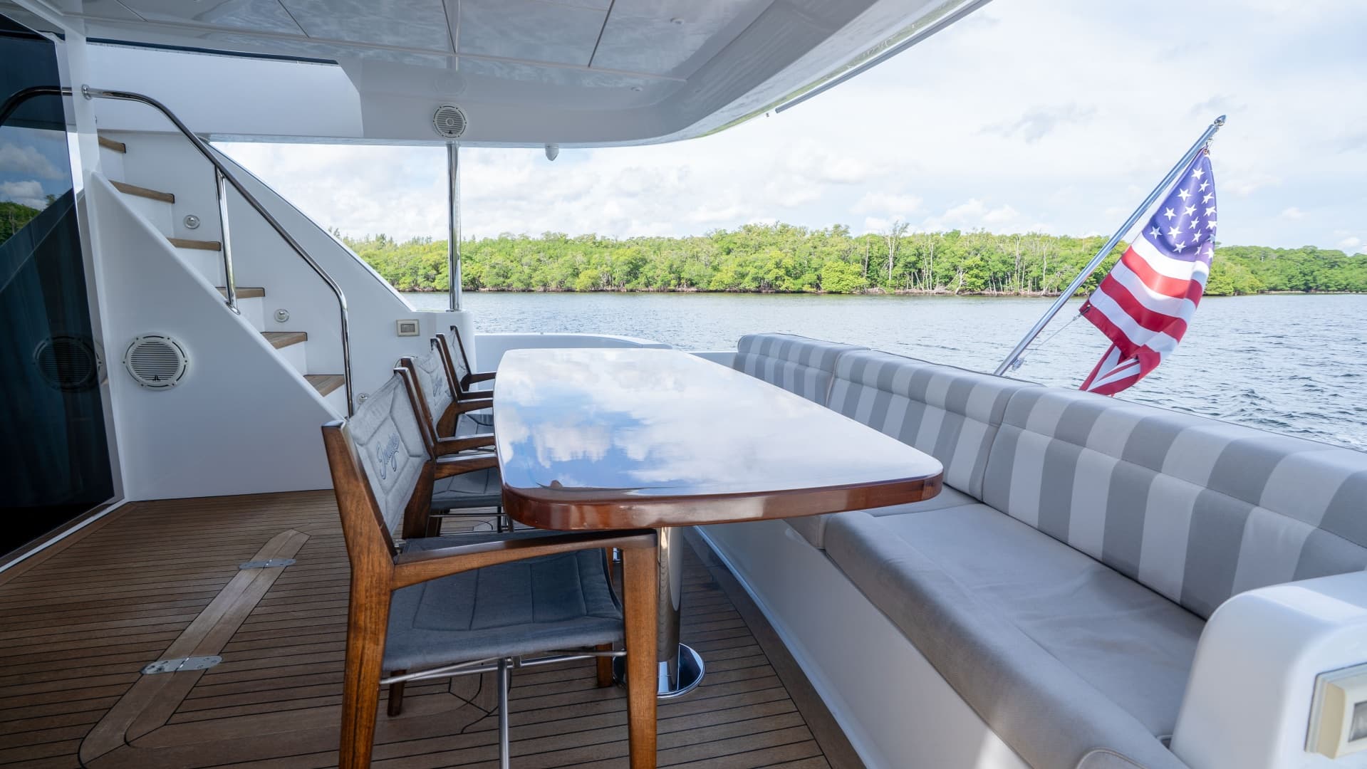2018 Hatteras M75