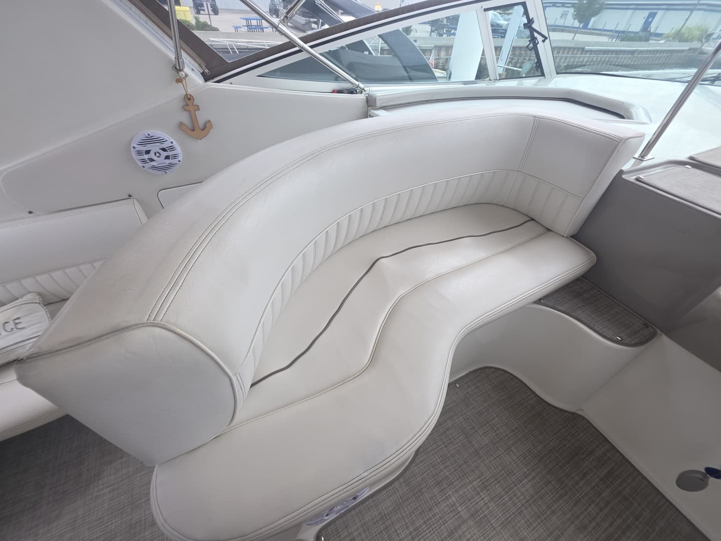 2001 Cruisers Yachts 3572