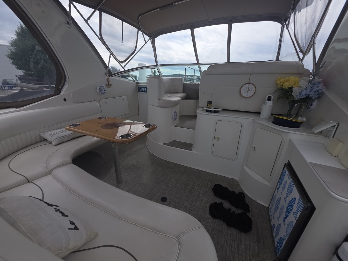 2001 Cruisers Yachts 3572