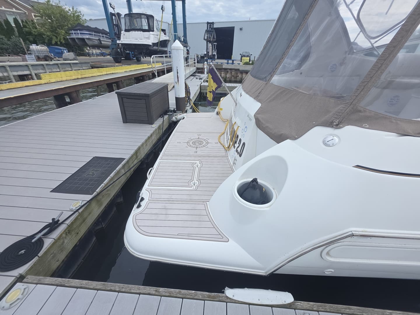 2001 Cruisers Yachts 3572