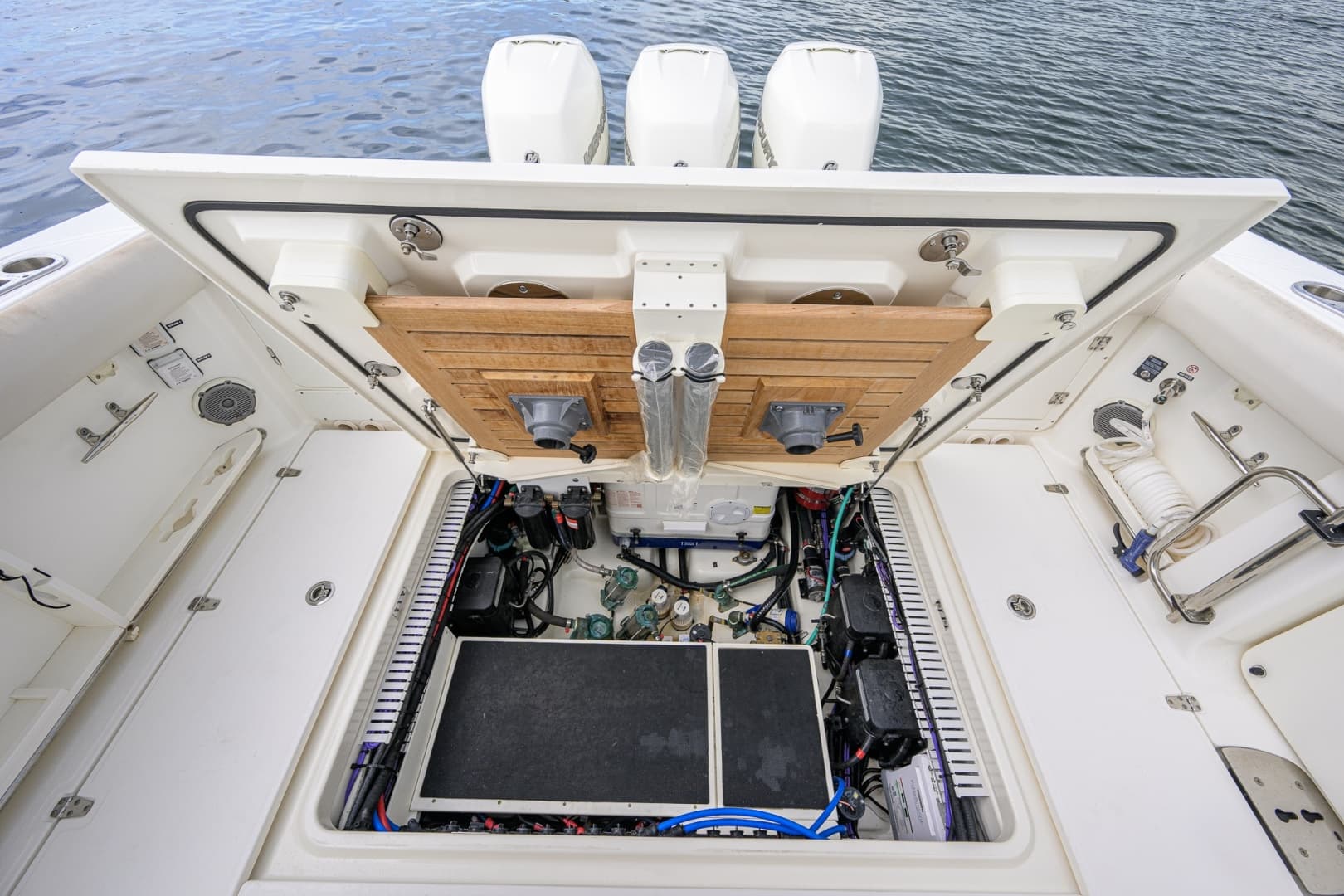 2018 Boston Whaler 380 Outrage