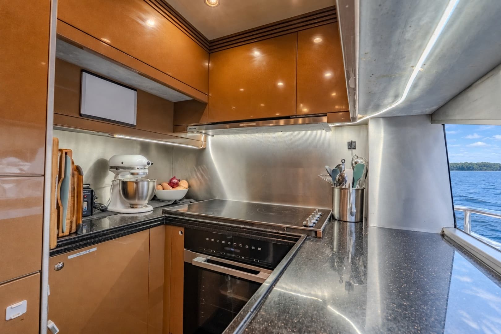 2004 Sunseeker 105 Yacht