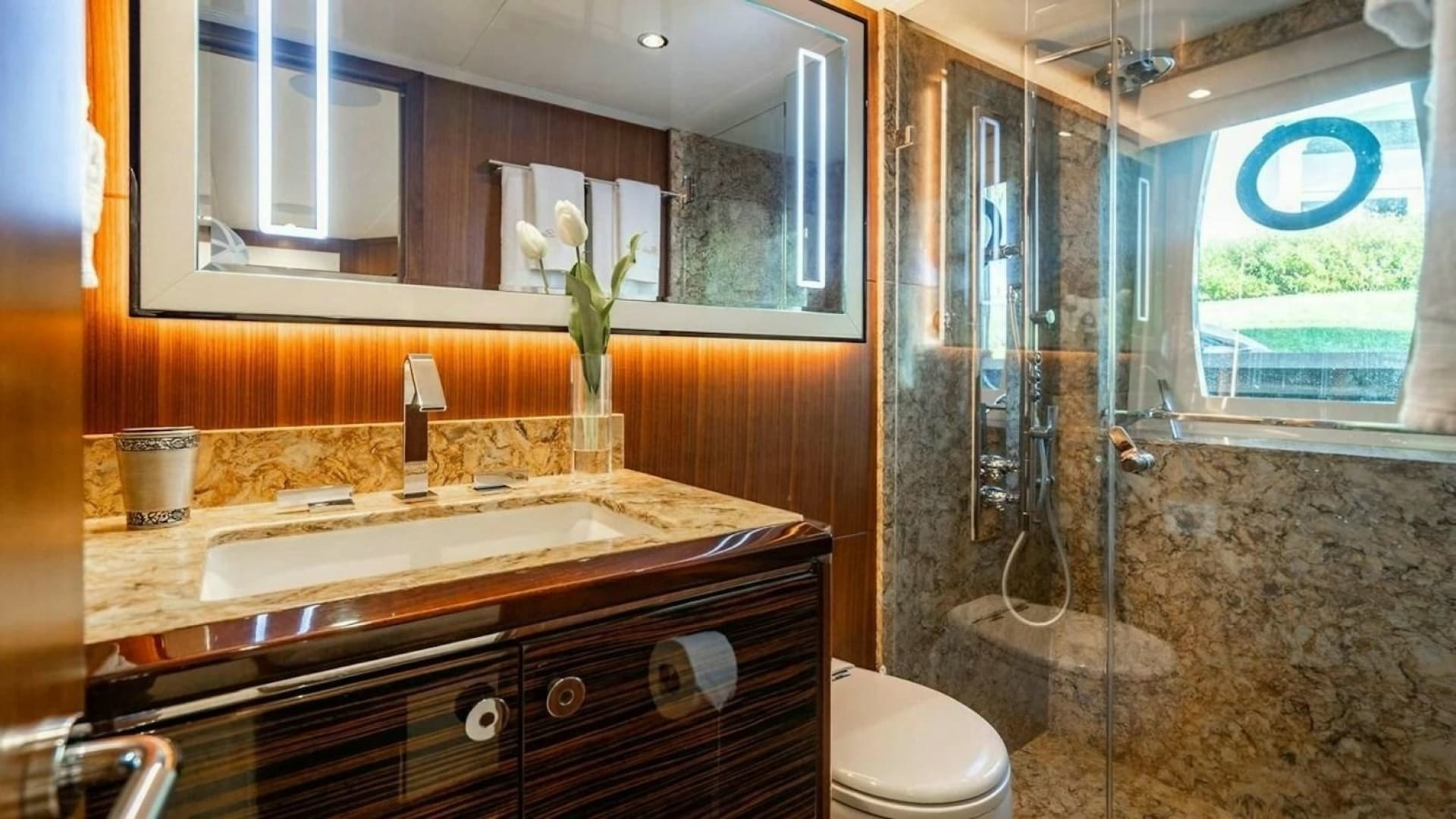 Queen Guest En-Suite Head